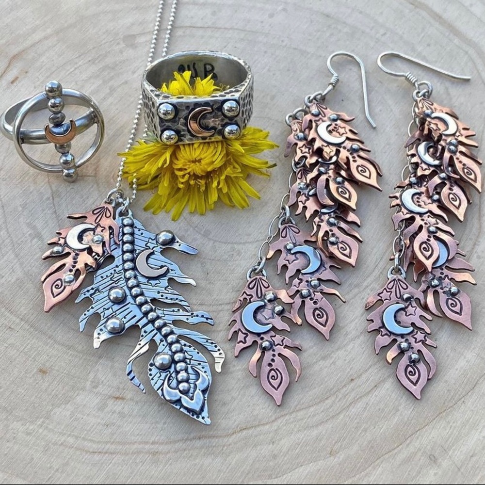 Moon dust feather necklace - Picture 4 of 4